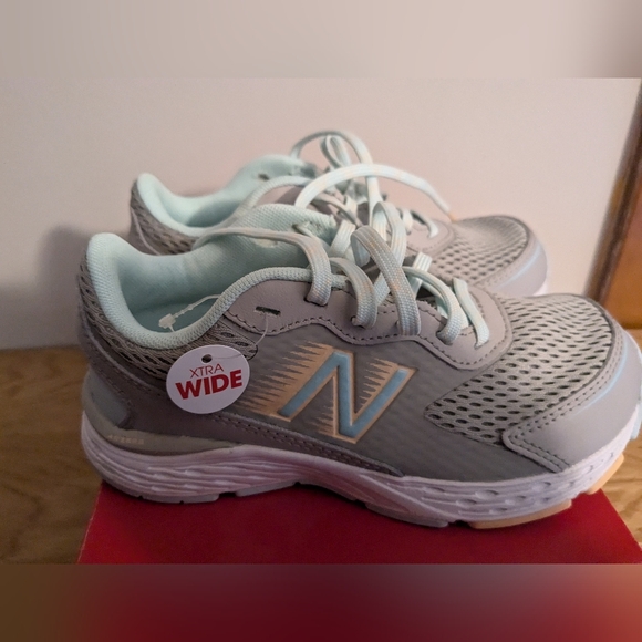 Kids New Balance sneakers new in box - Picture 1 of 3